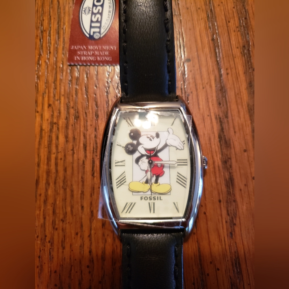 Vintage Mickey Mouse Fossil Watch - Picture 2 of 3